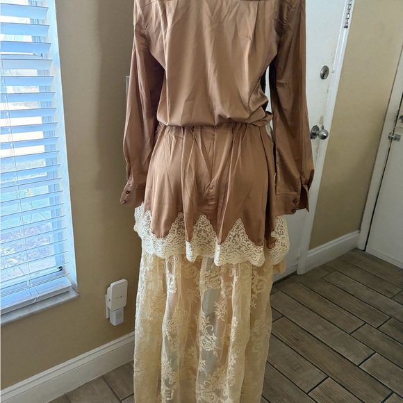 Chic Long Sleeve Dress with Lace Accents - Picture 5 of 5